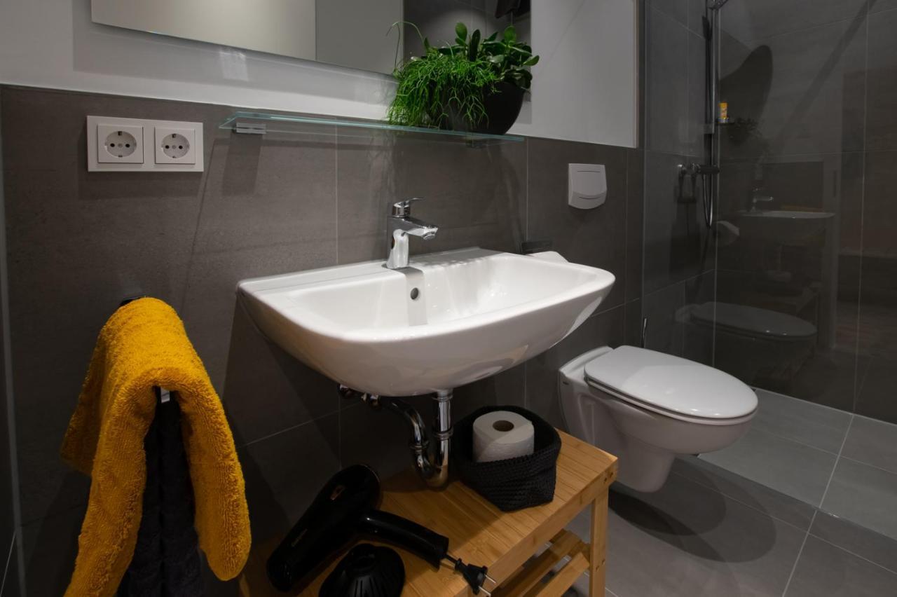 Livin63 Studio Apartments Hoesbach Luaran gambar